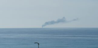 imbarcazione al largo della costa tirrenica va a fuoco